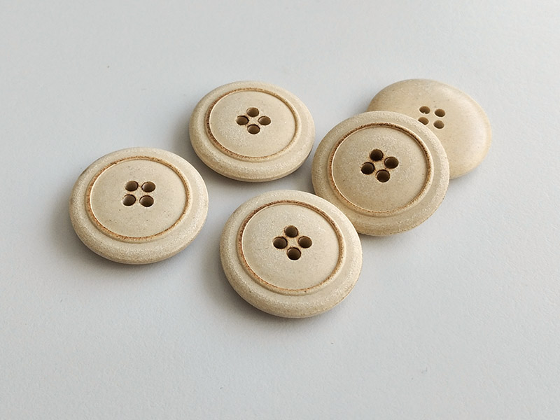 www.knopfparadies.de - 6356be - Beige Kunststoffknöpfe mit vier Löchern