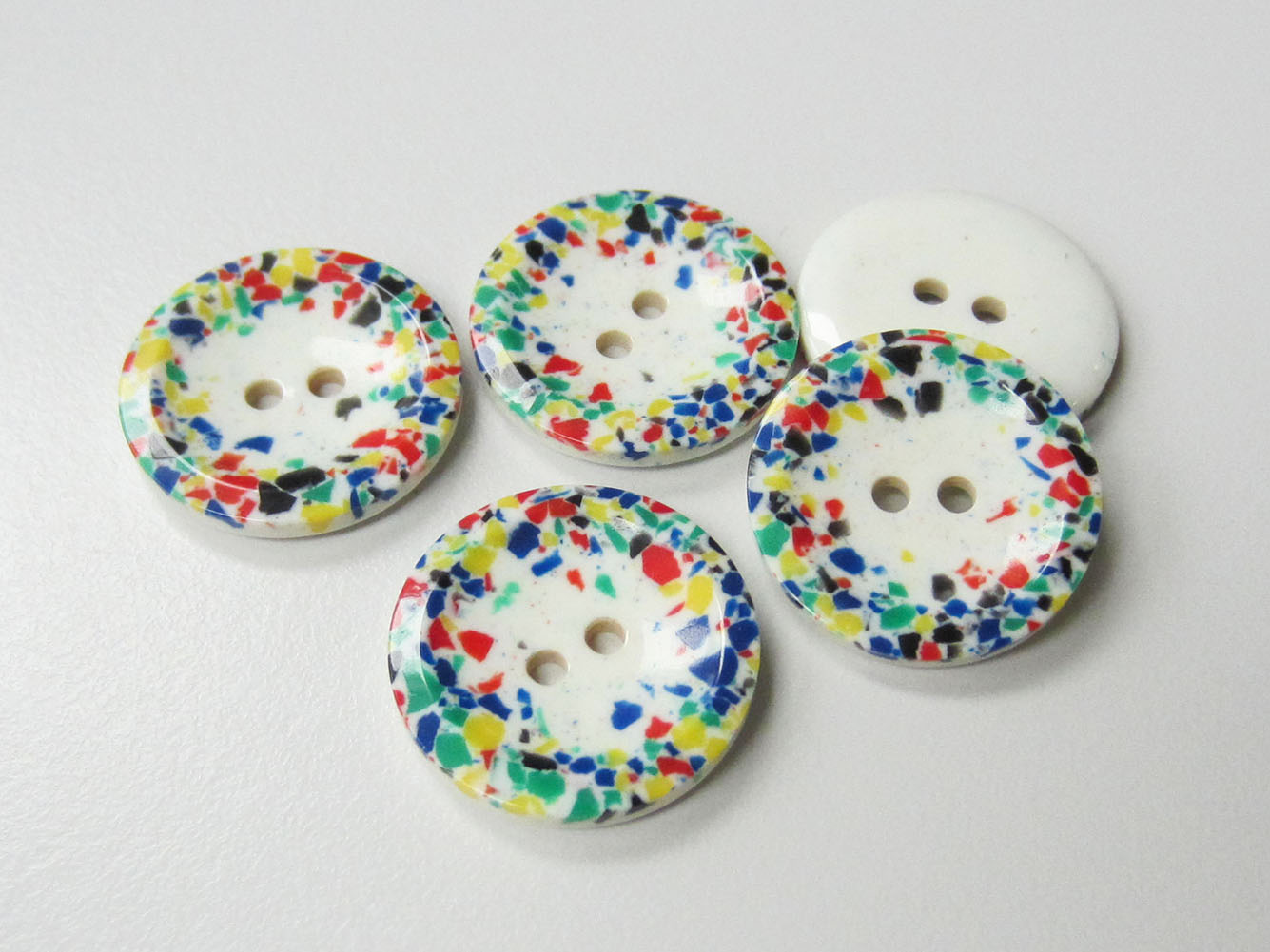 Hübscher weißer Kinder Knopf mit buntem Mosaik Rand