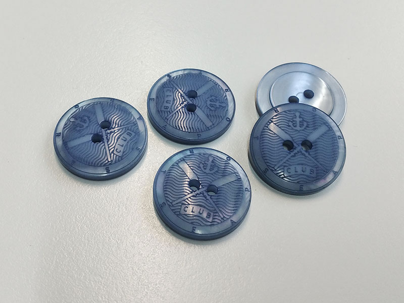 www.knopfparadies.de - 3006bl - Blau schimmernde Kunststoffknöpfe mit maritimen Motiv