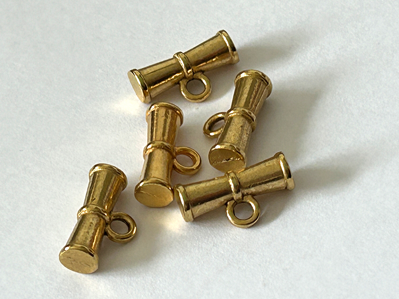 www.knopfparadies.de - k268go - Kleine goldfarbene Metall-Knebelknöpfe in Stäbchenform