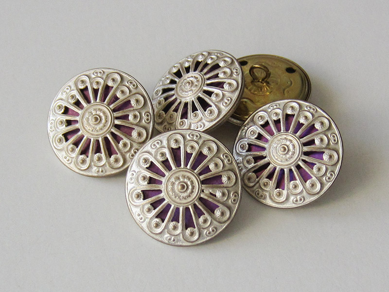 www.knopfparadies.de - 1696li - Metallblechknöpfe in blass gold mit violettem Inlay