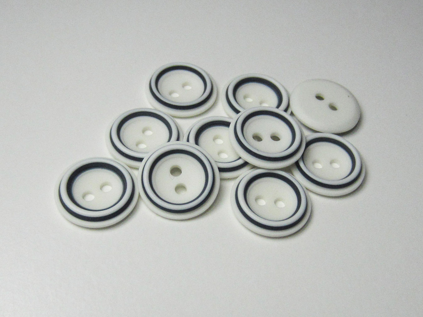 Pfiffige kleine weiß blaue Zweiloch Kunststoff Knöpfe für Blusen / Hemden