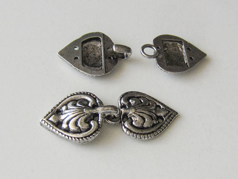 www.Knopfparadies.de - m021as - Altsilberfarbene Metallverschlüsse in Herz Form