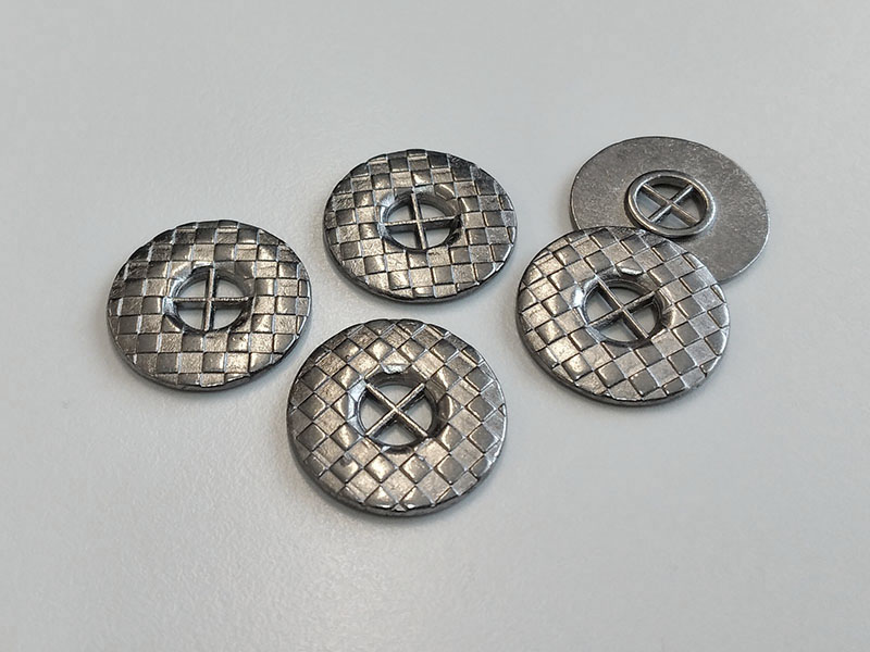 www.knopfparadies.de - 0342ch - Chromfarbene Metallknöpfe mit vier Löchern