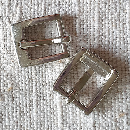 Kleine silberfb.Gürtelschnallen aus Metall - mit Dorn - 10mm Innenmaß