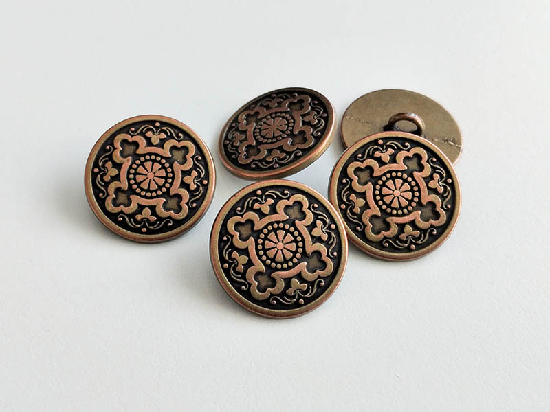 Historisch wirkende bronze-messingfarbene Metallknöpfe