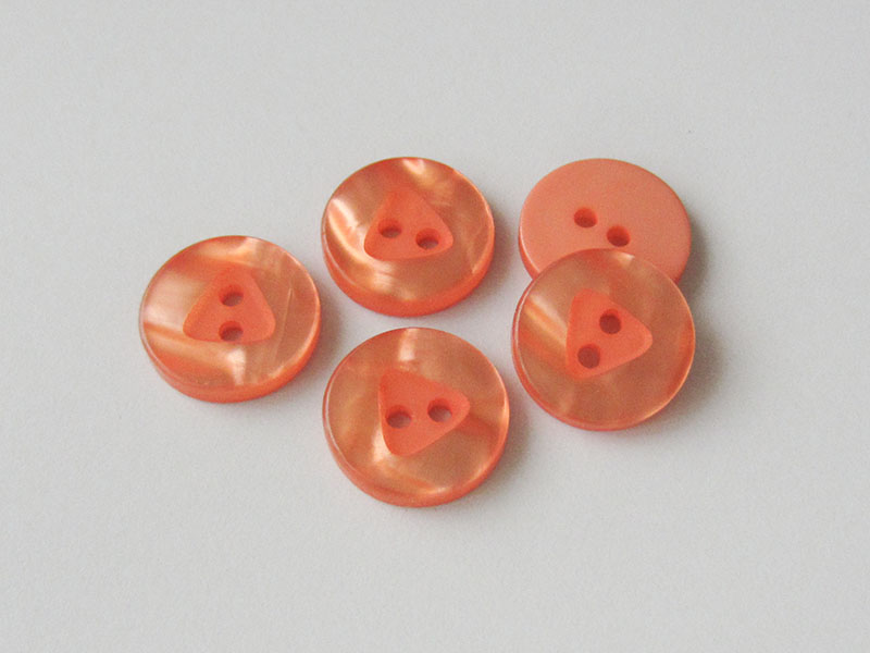 Hübsch schimmernde Zweilochknöpfe aus Kunststoff in Orange, modernes Design