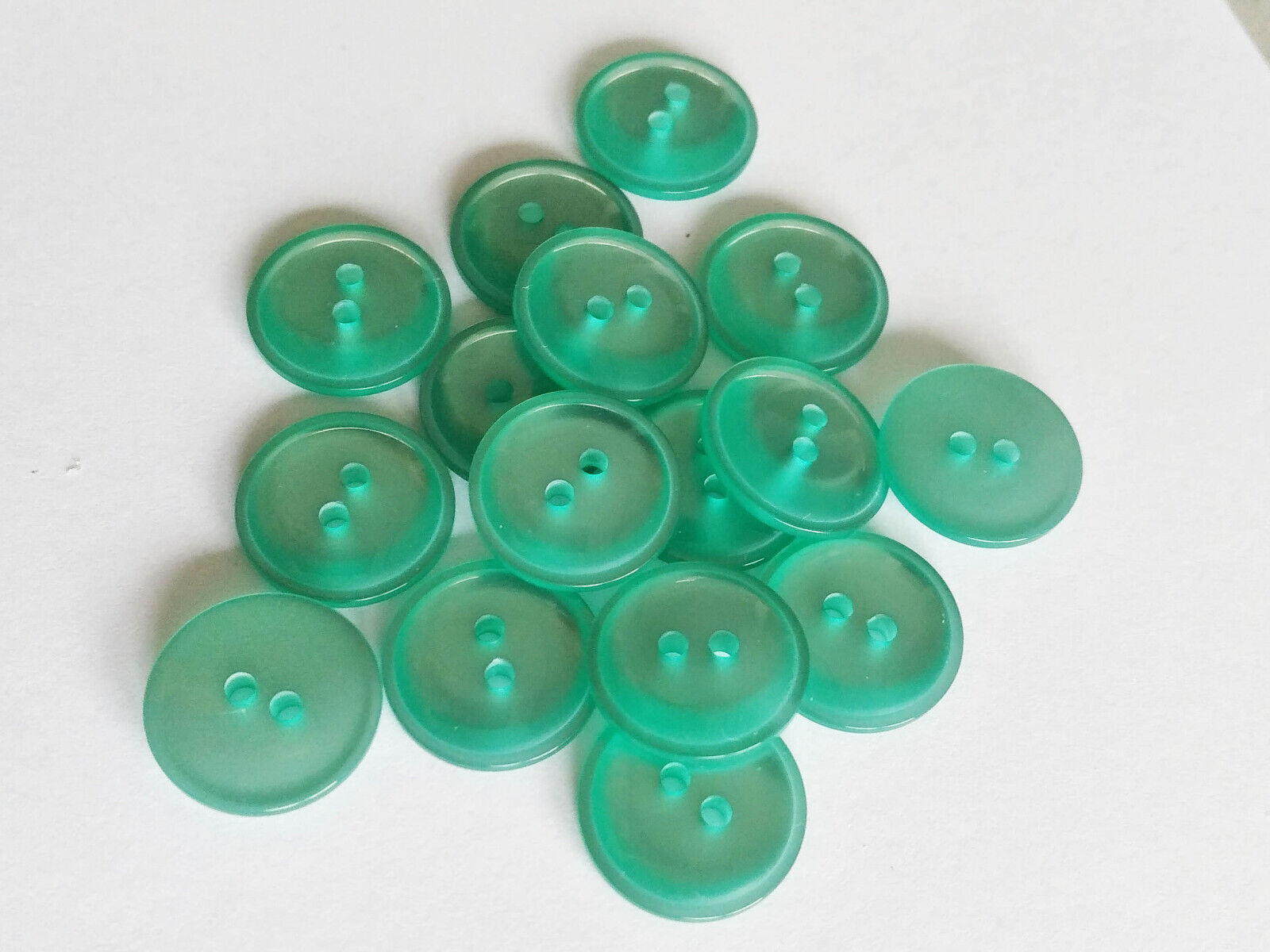 16 blau-grüne Kunststoffknöpfe - leicht gewölbt Ø: ca. 17mm - (k945tg)