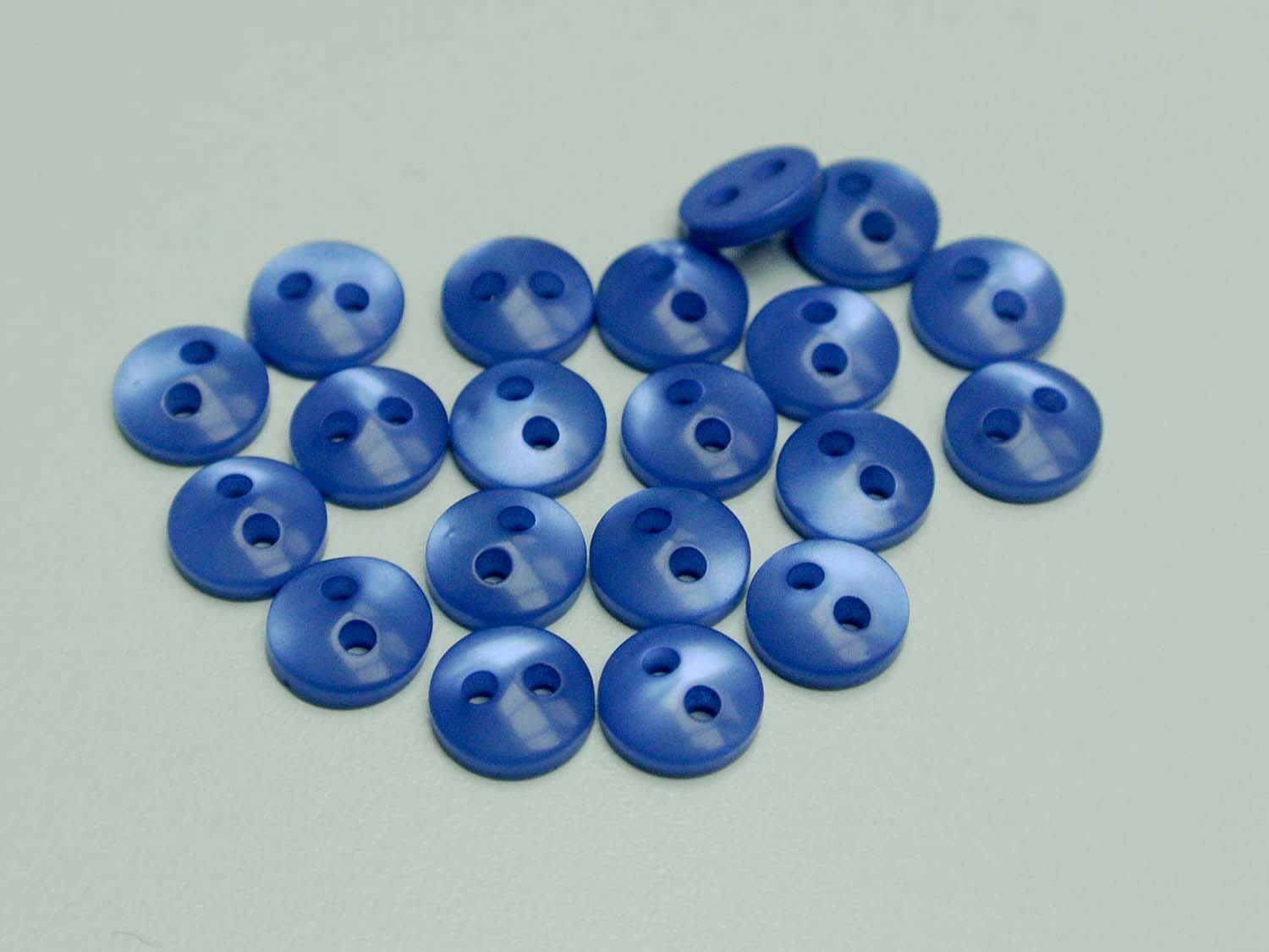 Packung mit 20 winzigen mittel blauen Puppen Knöpfen