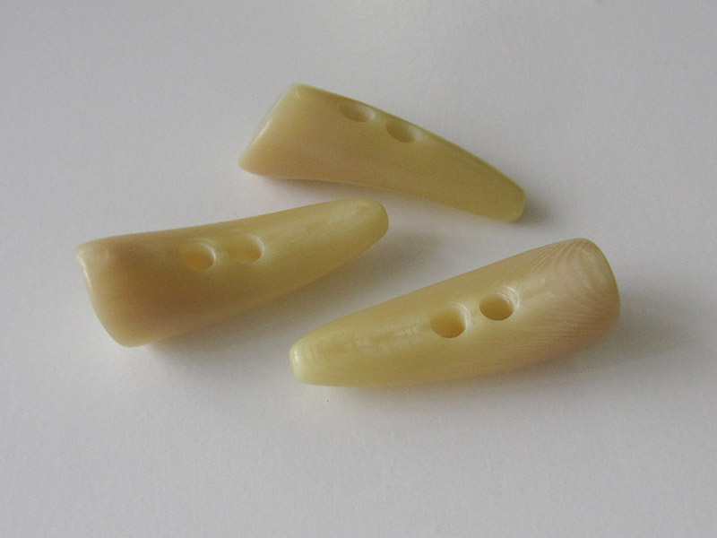 www.knopfparadies.de - 1682be - Beigefarbene Knebelknöpfe aus Kunststoff mit 2 Löchern