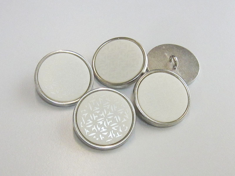 www.Knopfparadies.de - 0512we - Edle gemusterte Metallknöpfe in Silber & Weiß