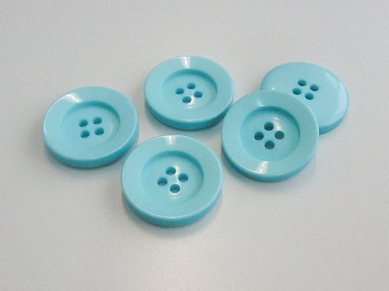 www.Knopfparadies.de - 5906bb - Schöne große Vierloch Mantelknöpfe aus Kunststoff in Babyblau