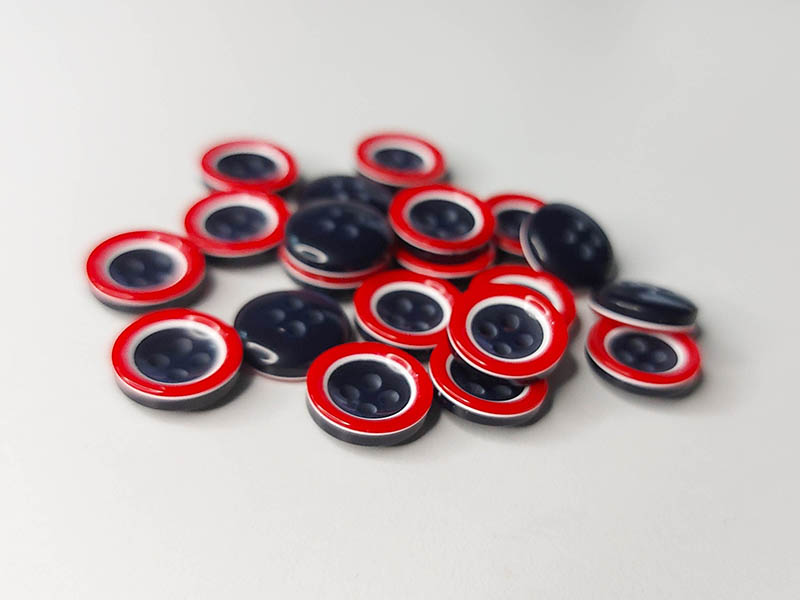 Außergewöhnliche 4-Loch-Blusenknöpfe im Schicht-Design blau - rot - weiß