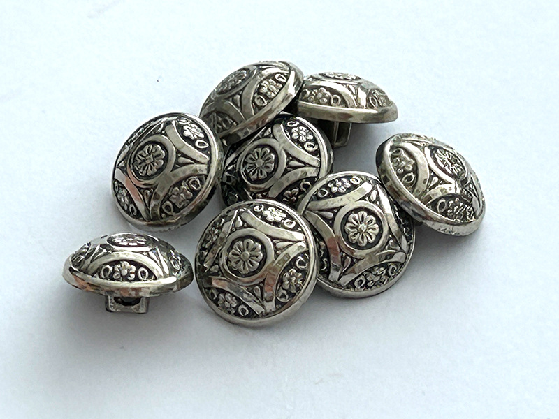 Trachtenknopf aus Kunststoff in Altsilber, gewölbt, 15mm