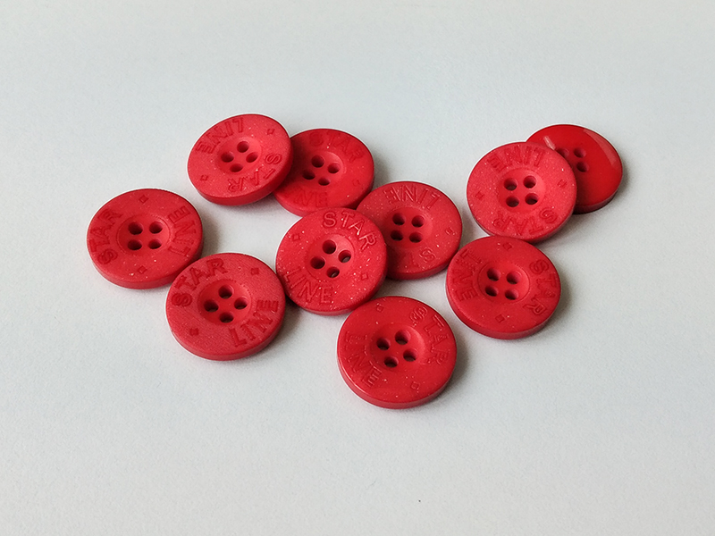 www.knopfparadies.de - 2565ro - Rote Vierlochknöpfe aus Kunststoff mit Glitzer