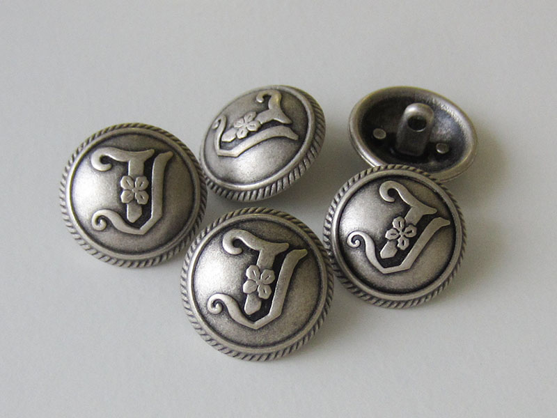 Interessante altsilberfarbene Ösen Metallknöpfe mit Initialen und Blume o. Kleeblatt