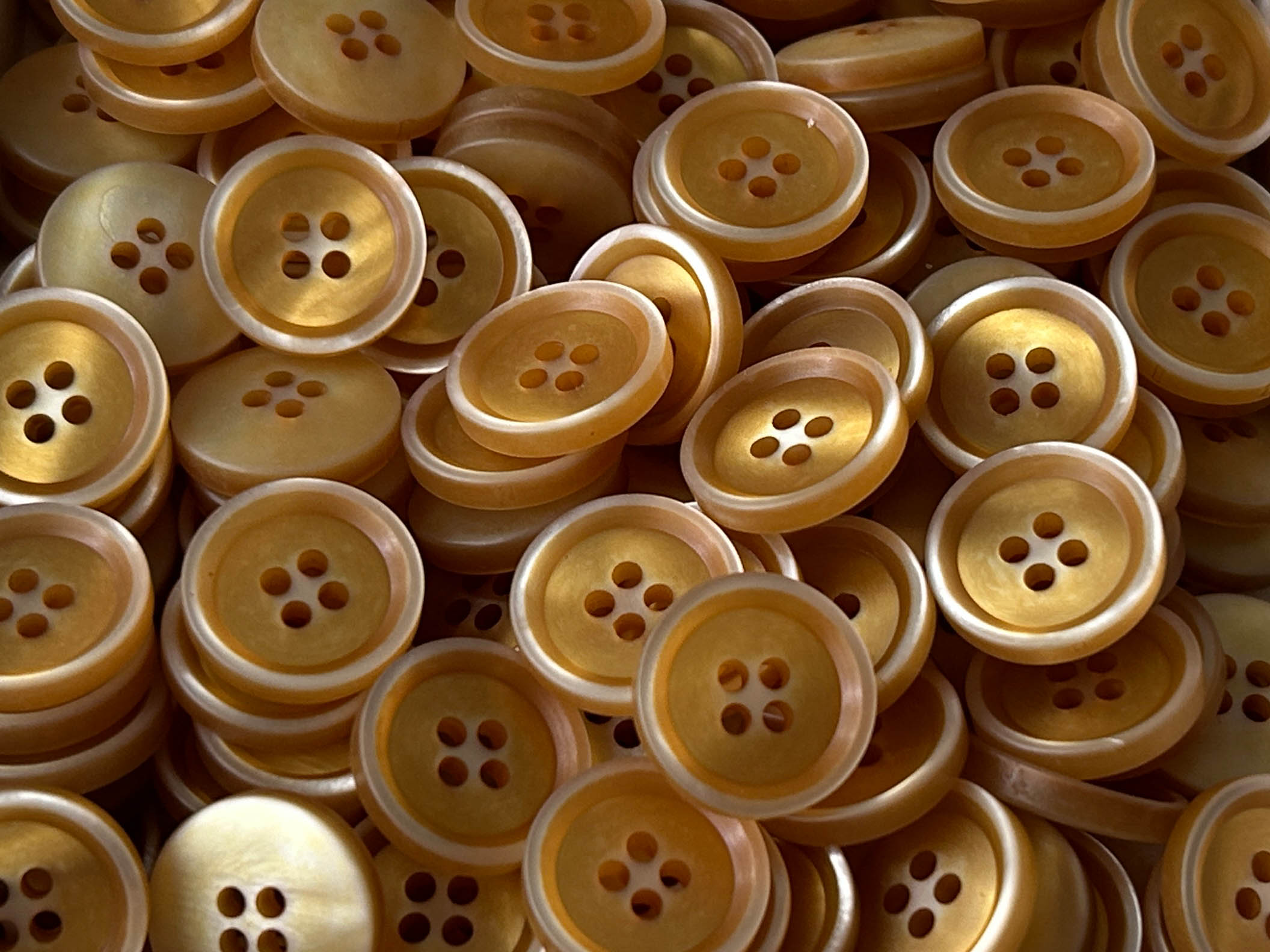 Attraktive beige- bis goldfarbene 4-Loch Knöfe zum Großhandelspreis