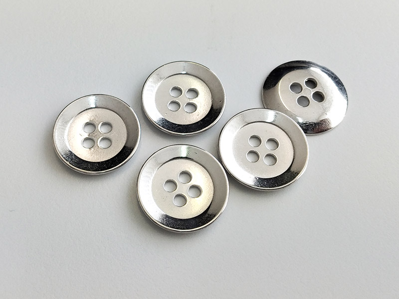 www.knopfparadies.de - 6360gs - Glänzend silberfarbene, dünne Metallknöpfe mit vier Löchern