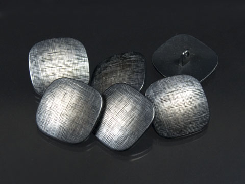 Quadratischer Metallknopf mit abgerundeten Ecken