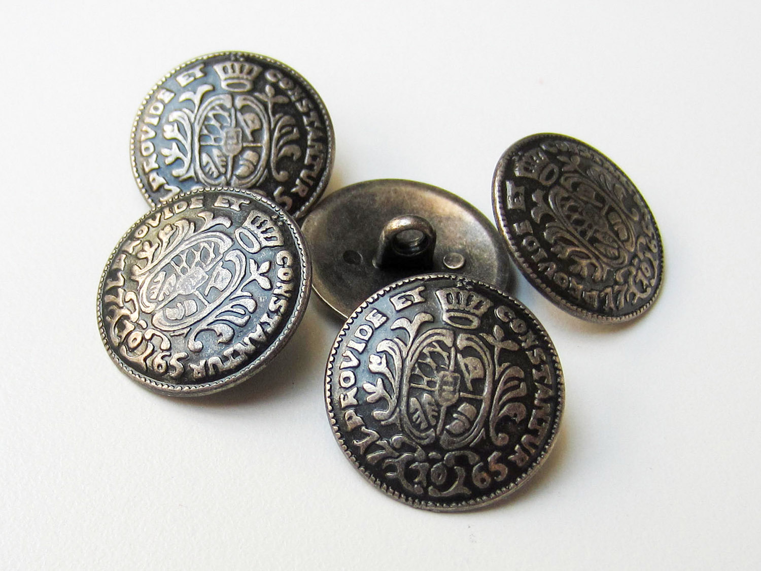 Edler alteisenfarbener Münz Metall Knopf mit Öse
