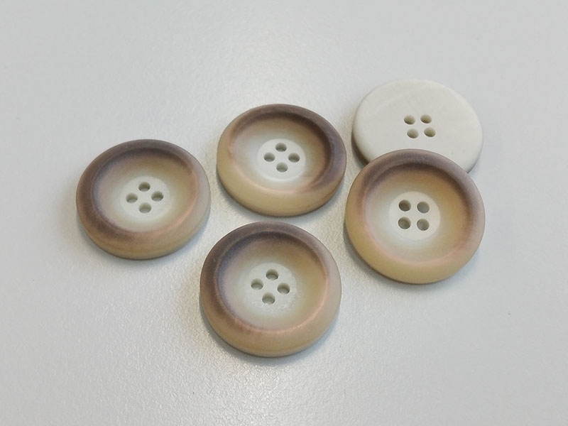 www.knopfparadies.de - 4289br - Beige-braun schimmernde Mantelknöpfe aus Kunststoff