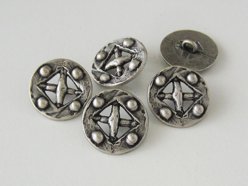 www.Knopfparadies.de - 1572as - Silberne Metallknöpfe mit Durchbruch wie aus dem Mittelalter