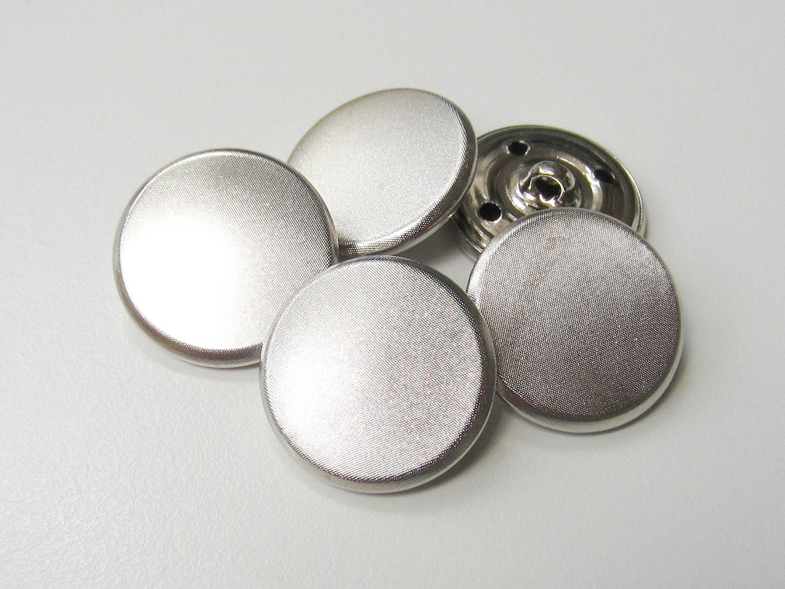 Günstiger silberfb. Metallblech Ösen Knopf / B-WARE