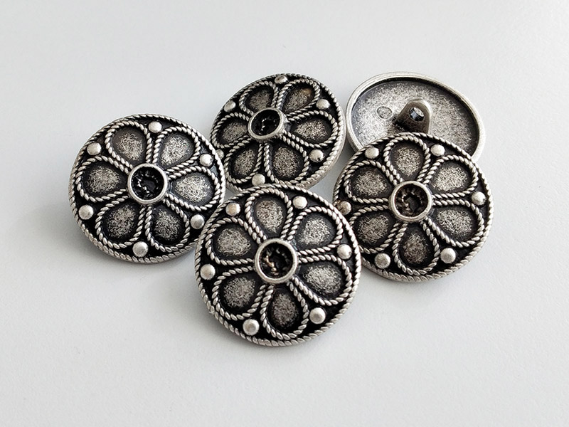 Altsilberfarbene, rustikale Metallknöpfe in Vintage-Look
