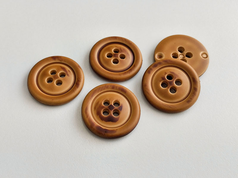 www.knopfparadies.de - 6167mb - Mittelbraune Kunststoffknöpfe, fast wie Lederknöpfe - günstigere B-WARE
