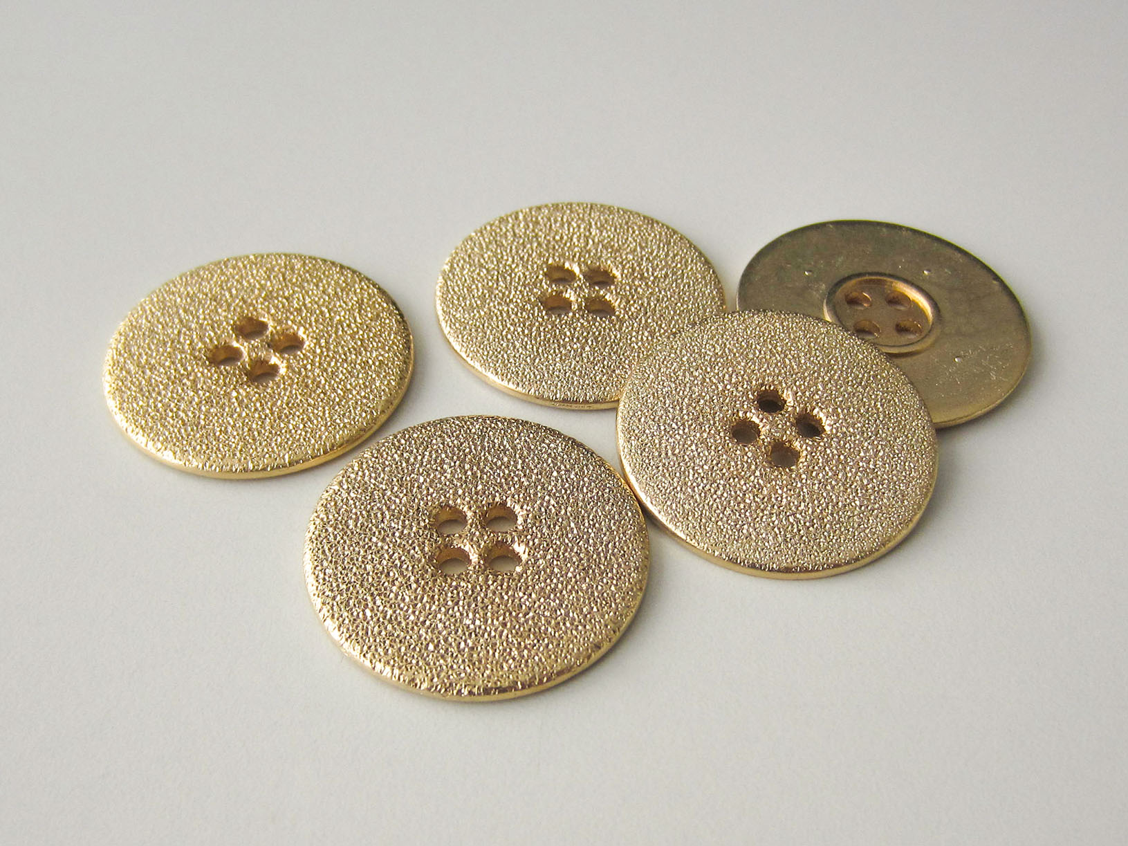 Edler Vierloch Metall Knopf mit glitzernder Oberfläche