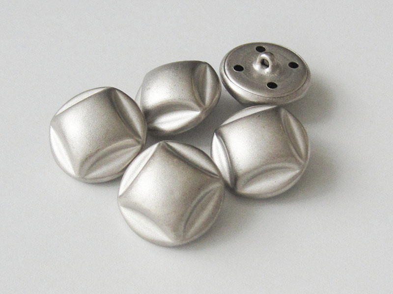 www.knopfparadies.de - 2052sm - Matt silberfarbene Designerknöpfe aus Metallblech