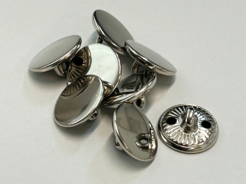 Flache silberfarbene Metallknöpfe mit glatter Oberfläche