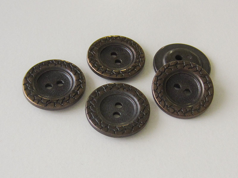 www.knopfparadies.de - 1525am - Flache Metallknöpfe mit zwei Löchern in altmessing