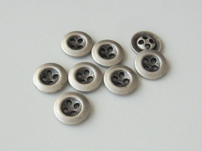 www.knopfparadies.de - pu003as - Altsilberfarbene Puppenknöpfe aus Metall