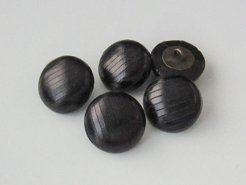 www.knopfparadies.de - 2626sc - Schwarze, gewölbte Lederknöpfe mit Zierschlitzen
