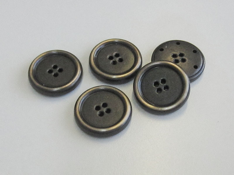 Leichte altmessingfarbene Metallblechknöpfe mit vier Knopflöchern