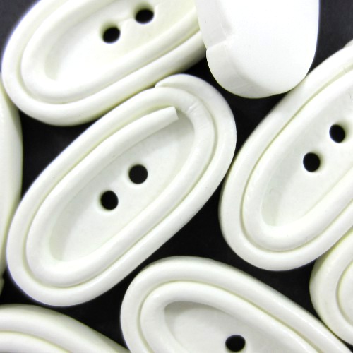 Restposten: 7 Kunststoff-Knöpfe – weiß – länglich – 30x15mm – 2-Loch