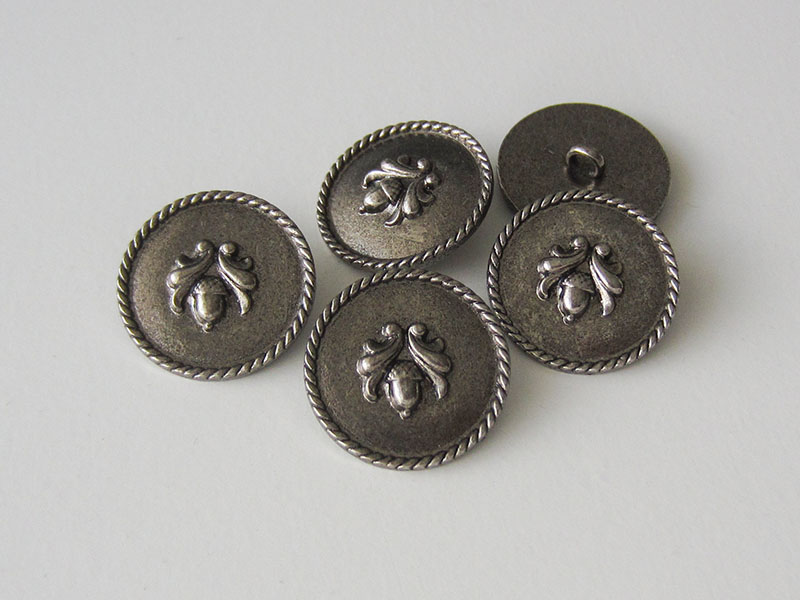 Reizvoller Trachtenknopf aus Metall mit Eichel Motiv
