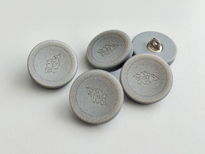 Romantischer silber grauer Knopf mit Rosen Motiv