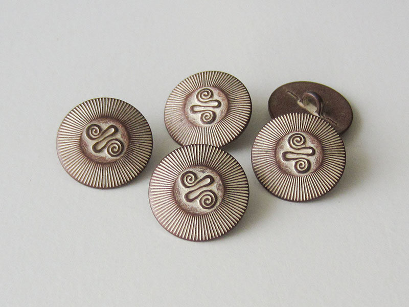www.Knopfparadies.de - 0425ku - Alt wirkende Metallknöpfe mit Spiral Symbol in Kupfer-Weiß
