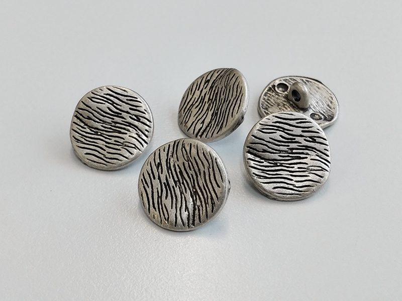 www.knopfparadies.de - 6073as - Altsilberfarbene Metallknöpfe mit Zebra-Muster