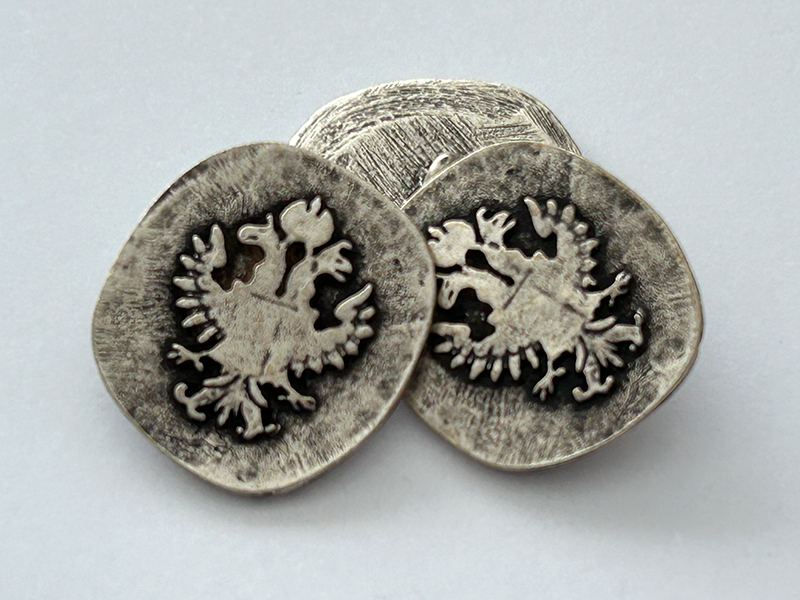 Altsilberfarbene Metallknöpfe mit Doppeladler
