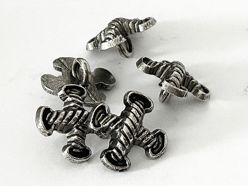 Ausgefallene Metallknöpfe in altsilberfarbener Kreuzform