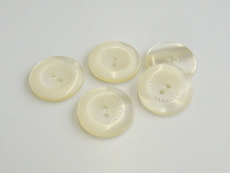 www.knopfparadies.de - 3278nw - Naturweiße Kunststoffknöpfe mit Lasermuster und zwei Löchern
