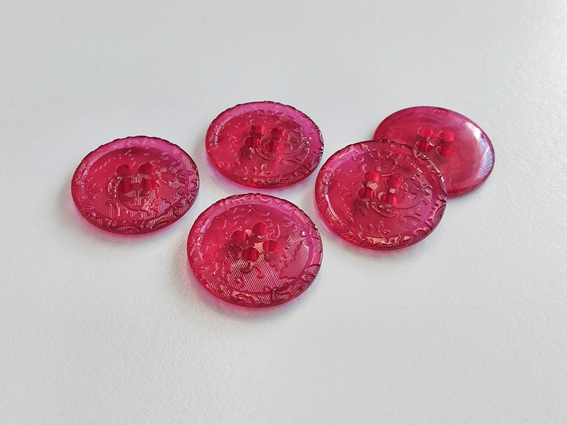www.knopfparadies.de - 4140ma - Magentafarbene Kunststoffknöpfe mit filigranem Muster