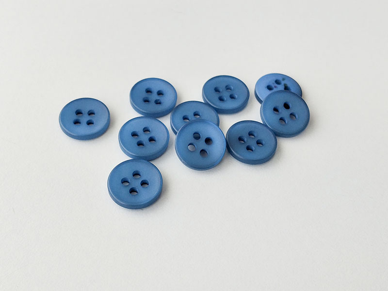 www.knopfparadies.de - 6035bl - Blaue Blusenknöpfe mit vier Löchern