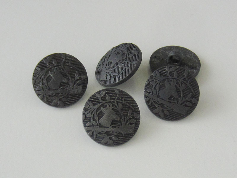 www.Knopfparadies.de - 1607sc - Eisenfarbene Kunststoffknöpfe mit Gämse Motiv