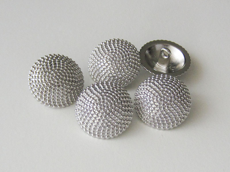 www.Knopfparadies.de - 1298gs - Bildschöne glänzend silberne Metallknöpfe mit Ketten Design