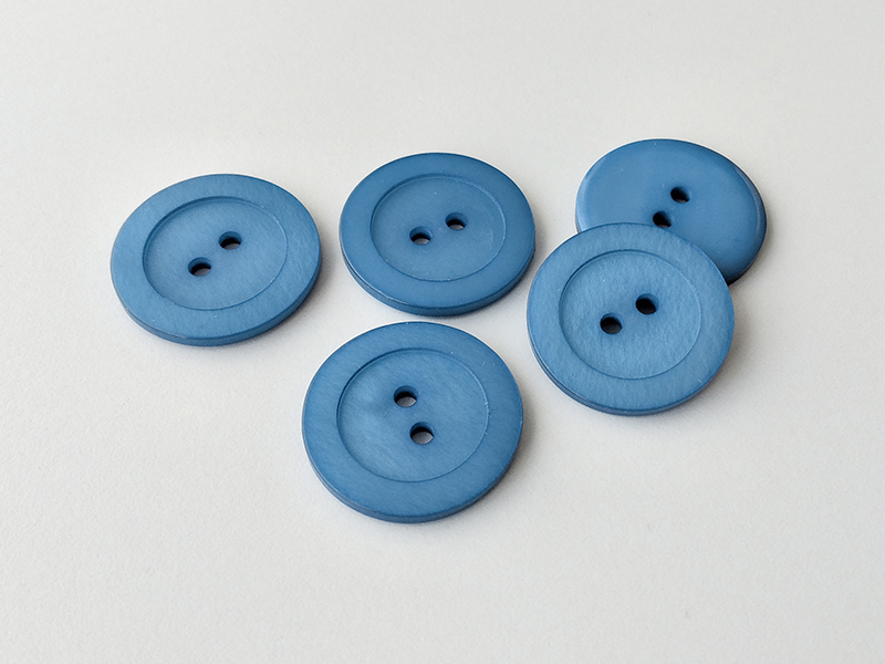 www.knopfparadies.de - 2912bl - Blau schimmernde Mantelknöpfe aus Kunststoff