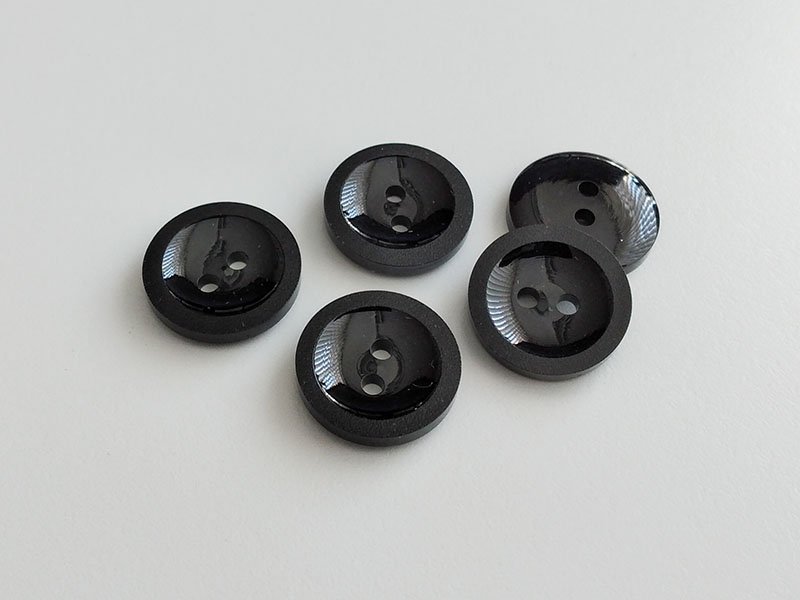 www.knopfparadies.de - 6703sc - Schwarze Kunststoffknöpfe mit zwei Knopflöchern